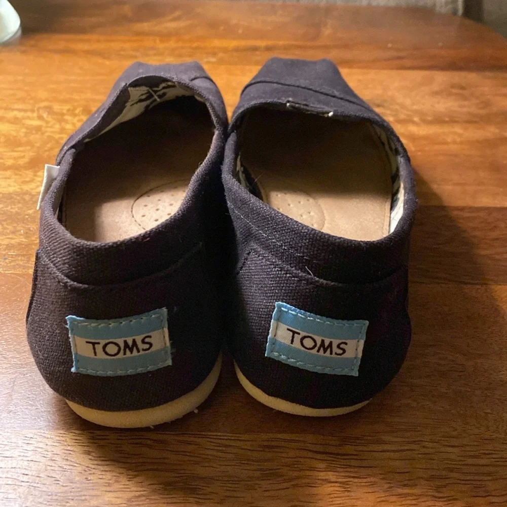 Tom’s Slip on Black Shoes Size W7 - Picture 3 of 6
